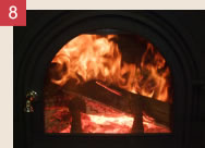 真っ赤な熾きが炉床全体にできるまで、さらに2本ほど薪を補給します。30分ほどで勢いよく燃えるようになります。
